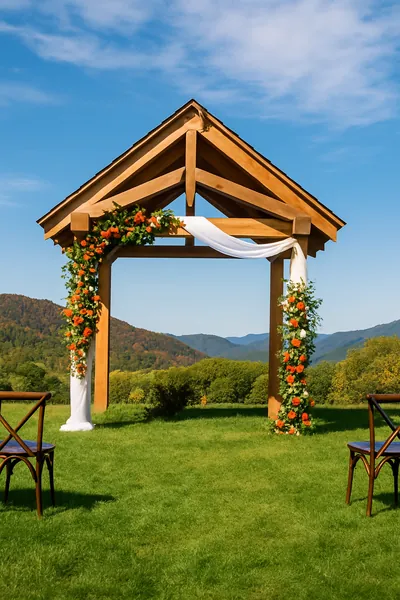 Pérgola de madera decorada con flores y telas frente a las montañas
