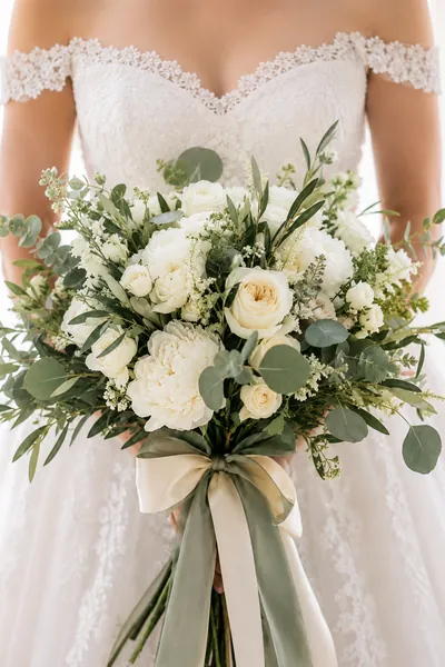 Ramo de novia blanco de hortensias, rosas y eucalipto con cinta de seda